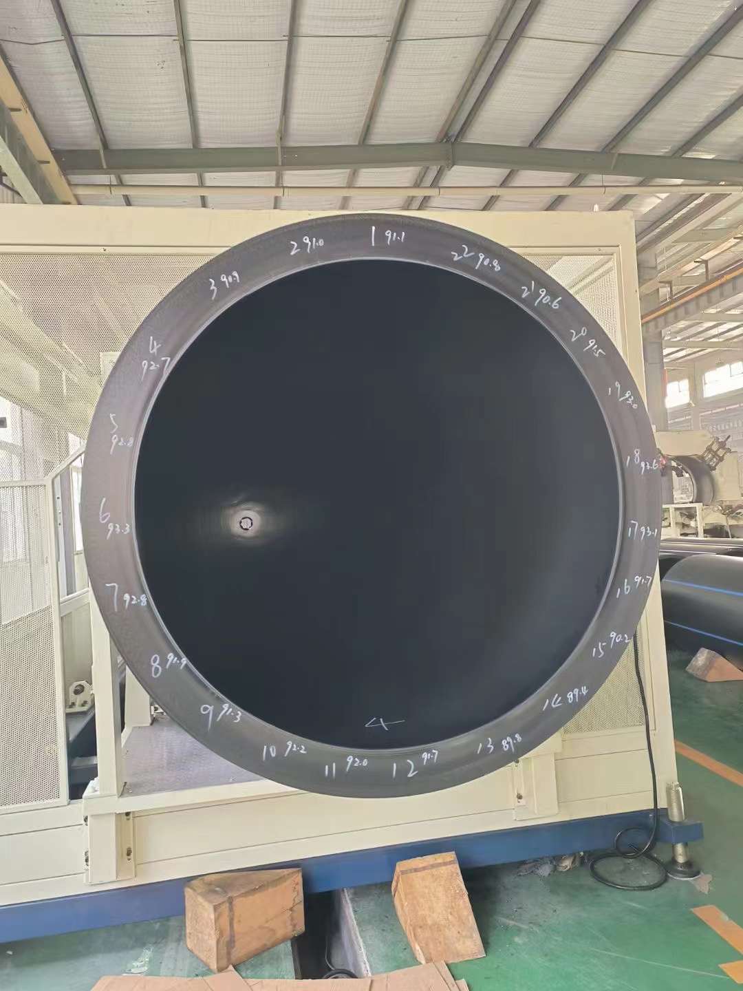 Cevi velike debeline in velikega premera: kako se izogniti povesu pri iztiskanju cevi