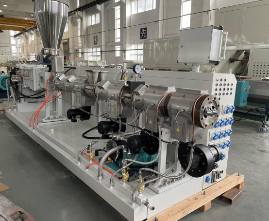 Stvari, ki sestavljajo linijo za iztiskanje plastičnih cevi